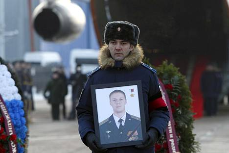 Venäläinen sotilas lentäjä Roman Filipovin kuva käsissään.