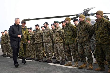 Naton pääsihteeri Jens Stoltenberg keskusteli Britannian merijalkaväen sotilaiden kanssa Cold Response -sotaharjoituksen yhteydessä Barduforssin lentotukikohdassa Norjassa. Myös Suomi osallistui harjoitukseen.
