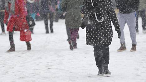 Ilmatieteen laitos varoittaa lumi- ja räntäsateesta Uudellamaalla.