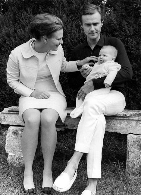 Tanskan kruununprinssi Frederik vanhempiensa sylissä.