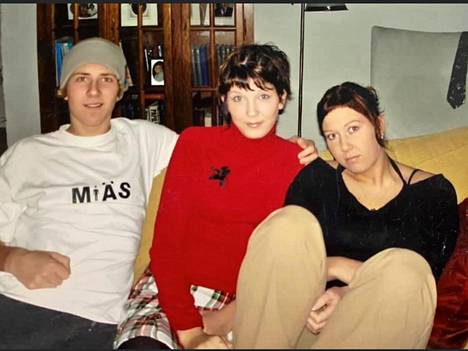 ”Minä ja siskot joskus teini-ikäni tietämillä, ehkä 2004–2005. Heidi keskellä, Henna oikealla.”