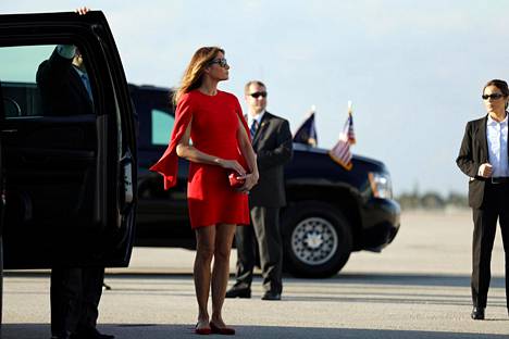 Melania Trump oli miestään vastassa Floridassa 2017 poikkeuksellisesti matalissa kengissä.
