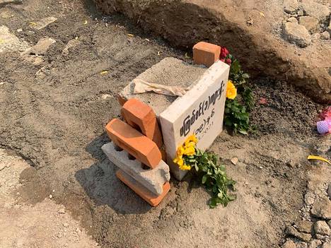 Angelin hauta peitettiin betonissa avaamisen jälkeen.