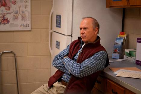 Michael Keaton näyttelee Dopesick-sarjassa pikkukaupungin lääkäriä, jonka potilaat alkavat kuolla hänen määräämiinsä, harmittomina markkinoituihin kipulääkkeisiin.
