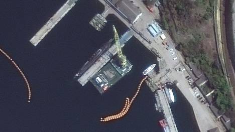 Huhtikuussa otetussa satelliittikuvassa näkyy, kuinka Kalibr-ohjuksia lastattiin venäläiseen sukellusveneeseen Sevastopolissa Krimillä.