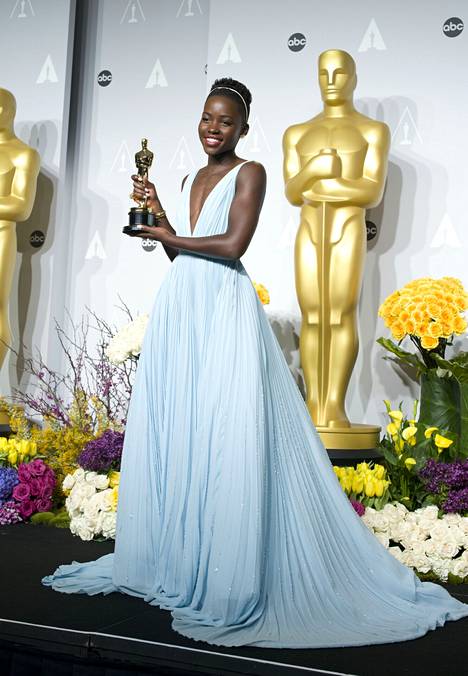 Lupita Nyong’o on noussut Oscareiden seuratuimpien pukeutujien joukkoon. Vuoden 2014 gaalassa sivuosa-Oscarilla palkittu Nyong’o pukeutui hempeän vaaleansiniseen, liehuvahelmaiseen Pradan asuun. 
