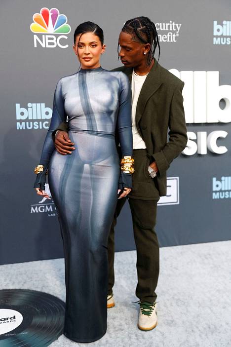 Billboard Music Awardseissa toukokuussa Jennerillä oli niin ikään päällään puku, johon oli luotu optinen illuusio paljaista kehon muodoista.
