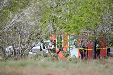 Poliisit työskentelivät tiistaina ruumiiden löytöpaikalla Matamorosin lähellä.