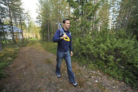 Syyskuussa 2008 Tero Pitkämäen saamalla lahjatontilla Ilmajoen Ahonkylässä kasvoi vielä tulevalla talonpaikalla metsää.