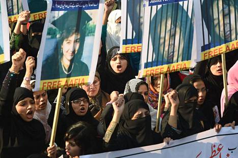 Pakistanilaiset vaativat Aafia Siddiquin vapauttamista Lahoressa marraskuussa 2014.