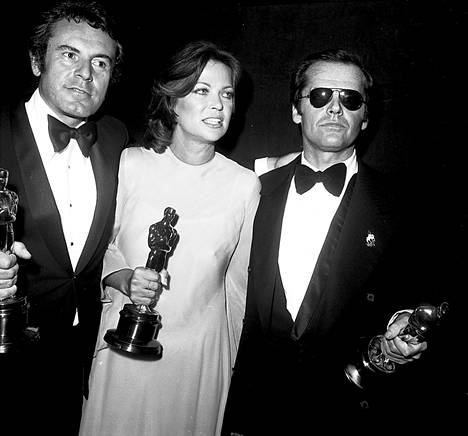 Louise Fletcher kuvattuna ohjaaja Milos Formanin ja näyttelijä Jack Nicholsonin kanssa vuonna 1976.
