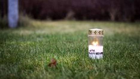Kynttilä paloi uhrin muistoksi tehtaan edessä.