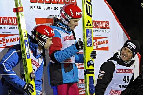 Kuopiossa riitti suomalaisjuhlaa joulukuussa 2010, kun Ville Larinto (kesk.) ja Matti Hautamäki (vas.) ottivat kaksoisvoiton. Kolmantena podiumilla hymyili Sveitsin Simon Ammann.