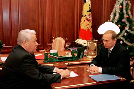 Kun Vladimir Putinista tuli Boris Jeltsinin seuraaja, venäläiset sinetöivät hänen valintansa presidentiksi kevään 2000 vaaleissa ”hyväksymishuudahduksella”. Valinta oli kansan puolesta tehty jo silloin, kun Jeltsin luovutti paikkansa Putinille vuoden viimeisenä päivänä 1999.