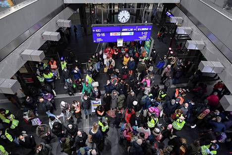 Vapaaehtoisia vastaanottajia ja pakolaisia Berliinin päärautatieasemalla sunnuntaina. 