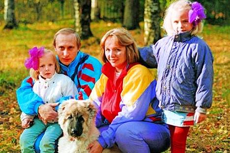 Putin perheineen: Vaimo Ljudmila ja tyttäret Maria ja Jekaterina harvinaisessa yhteiskuvassa, joka on otettu 1990-luvun alussa.