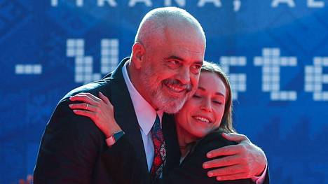 Pääministerit Edi Rama ja Sanna Marin halasivat toisiaan luontevan oloisesti Tiranassa.