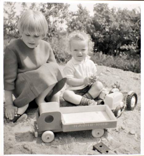 Vanjärvi 1960-luvun puoliväli. "Olin hienona hiekkalaatikolla mekossa ja kapeakärkisissä kengissä, kun leikimme serkkuni Tapion kanssa.”