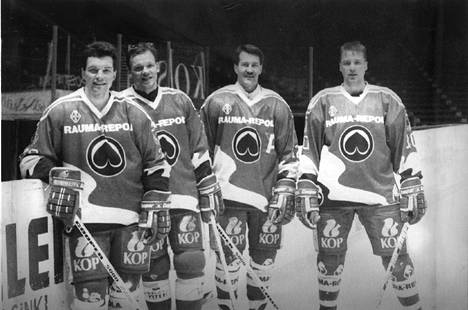 Aleksei Frolikov (vas.), Arto Javanainen, Kari Makkonen ja Arto Heiskanen panivat kaudella 1989–90 historiallisen näytöksen pystyyn silloisessa ykkösdivisioonassa ja nostivat Ässät välittömästi takaisin SM-liigaan.