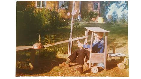 Tällaisen kaivinkoneen Markku Saukko pikkupoikana rakensi. Sen kyydissä hän päätyi kotipihan pusikkoon.