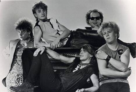 Yö nousi menestykseen vuoden 1983 esikoisalbumillaan Varietee.