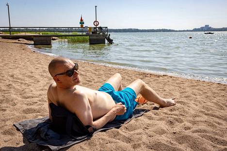 Lasse, 45, oli käynyt uimassa heti rantaan saavuttuaan. Vasta uimarannalla kaikunut kuulutus sinilevästä sai havahtumaan tilanteeseen. Sinilevää Lasse ei ollut havainnut.