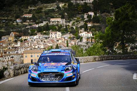 Ott Tänak vauhdissa M-Sport-tallin Fordilla Monte Carlon arvaamattomilla asfattiteillä.