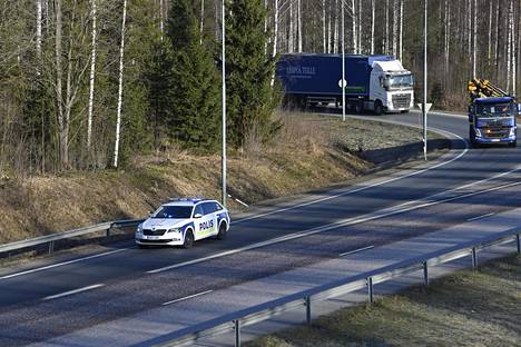 Poliisiauto turvealan toimijoiden moottorimarssin keulilla Hyvinkäällä vappuaaton aamuna 30. huhtikuuta 2021.
