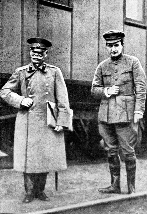 Väliaikaishallitus johtanut Aleksandr Kerenski (oikealla) matkalla maanpakoon. Vasemmalla venäläinen kenraali Mihail Aleksejev.