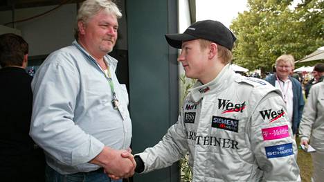 Matti ja Kimi Räikkönen vuonna 2002 Australian F1-varikolla.