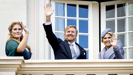 Hollannin kruununprinsessa Amalia, kuningas Willem-Alexander ja kuningatar Máxima.