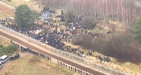 Puolan puolustusministeriön ottamassa kuvassa näkyy satoja ihmisiä Valko-Venäjän puolella rajaa.