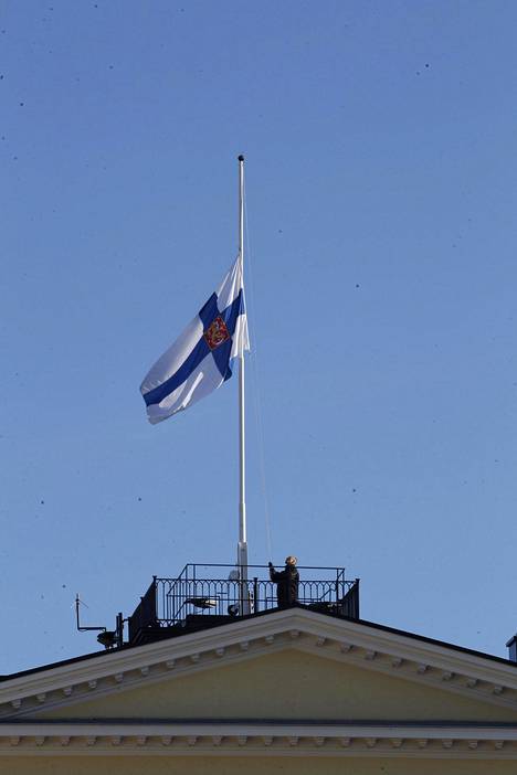 Mauno Koiviston kuolema: Presidentinlinnan lippu puolitangossa, kotikadulla  kukkia ja kynttilöitä - Kotimaa - Ilta-Sanomat
