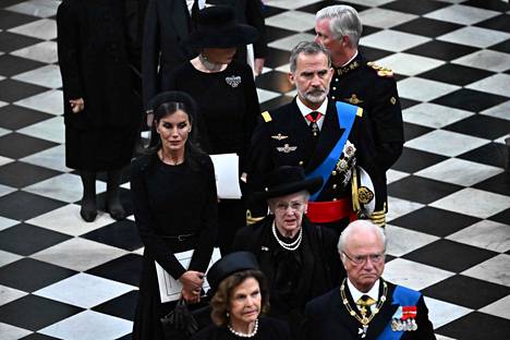 Kuningatar Margareeta kävelemässä Ruotsin kuninkaan ja kuningattaren perässä.