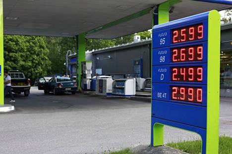 Bensan hinta on laskenut huippulukemista, kun hallitus alensi niin sanottua jakeluvelvoitetta. Jakeluvelvoite, biopolttoaineiden osuus polttoaineissa pysyy ensi vuonna 7,5 prosenttiyksikköä alempana kuin aiemmin oli säädetty.