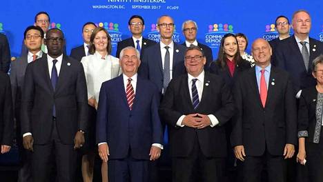 Demokratioiden yhteisön ministerikokouksen osallistujat poseeraavat yhteiskuvassa, eturivissä keskellä Rex Tillerson ja Timo Soini.