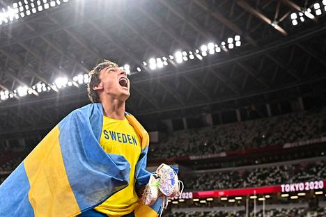Ruotsin Armand Duplantis juhli miesten seiväshypyn olympiakultaa.