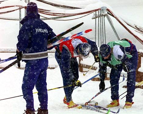 Mika Myllylä ja Marko Anttola olivat kovassa paikassa Naganon olympiakisojen hiihtostadionilla 9.2. 1998. Suksipakasta löytyi sankkaan lumipyryyn lopulta kultamitalipari.