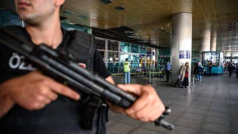 Mellakantorjuntaan erikoistunut poliisi vartioi Atatürkin lentokenttää.