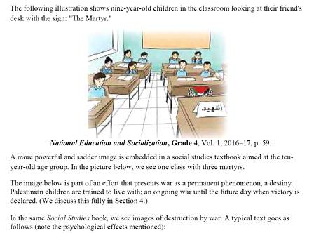 Israelilaisen järjestön mukaan 9-vuotiaille tarkoitetussa yhteiskuntaopin kirjassa on kuva oppilaista luokkahuoneessa. Tyhjän pulpetin päällä on paperi, jossa lukee ”marttyyri”.