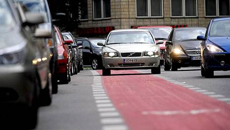 Helsinkiläiskaduille on ilmestynyt viime vuosina muun muassa punaisia polkupyöräkaistoja. Sekaliikenne on vaatinut opettelua, mutta vakavilta onnettomuuksilta on suurimmilta osin vältytty.