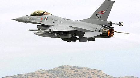 Norjalainen F-16-hävittäjä nousee lentoon kohden Libyaa lentokentältä Kreetalta.