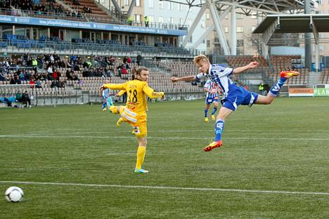 Joel Pohjanpalo (oik.) teki HJK:lle hattutempun IFK Mariehamnia vastaan uransa toisessa veikkausliigaottelussa keväällä 2012.