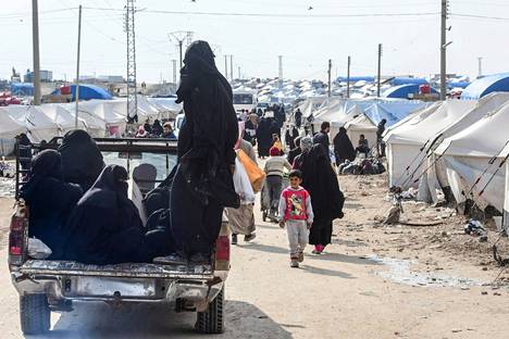 Naisia ja lapsia Al-Holin leirillä. Monet taisteluja paenneista ovat Isis-taistelijoiden perheenjäseniä.