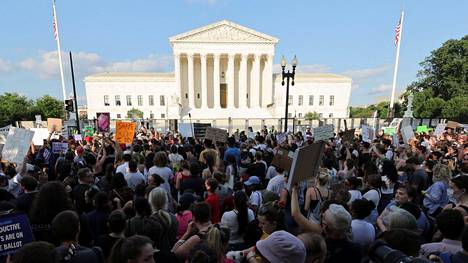 Mielenosoittajat kokoontuivat perjantaina Washington DC:hen Korkeimman oikeuden eteen.