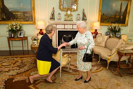 Britannian tuore pääministeri Theresa May niiasi tavatessaan 90-vuotiaan kuningattaren kesällä 2016.