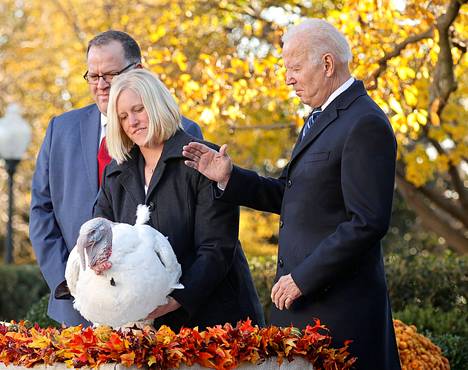 Yhdysvaltain presidentti Joe Biden armahti vuotuisen perinteen mukaisesti kiitospäivän kalkkunan Valkoisen talon pihalla viime marraskuussa.