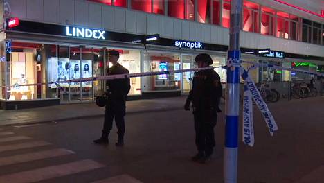 Tukholman keskusta oli hiljainen perjantai-iltana terrori-isku jäljiltä. Ilta-Sanomat oli paikalla raportoimassa tilanteesta.
