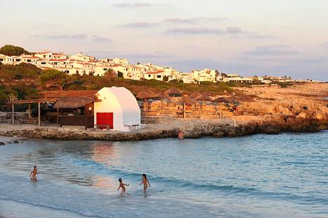 Menorcan saarella Espanjassa monet paikalliset ovat tykästyneet rauhalliseen ja ulkoisesti vaatimattomaan elämään – ja tekevät töitä vain sen verran kuin on aivan pakko.