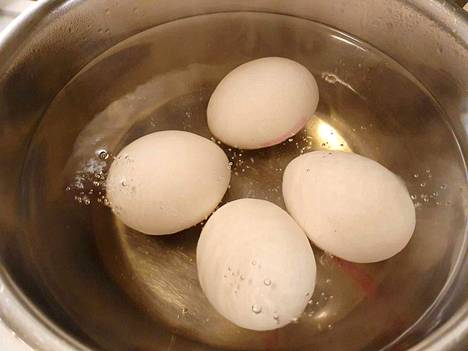 Kananmunia keitetään 1 minuutin ajan, jonka jälkeen liesi sammutetaan ja kattila jätetään seisomaan lämpimälle liedelle 10 minuutiksi. Tämän jälkeen kananmunat jäähdytetään välittömästi. Lopputulos on kerrassaan hyvä.
